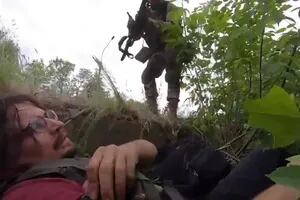 La emboscada de un batallón ruso que casi termina con la muerte de un periodista que cubría la guerra