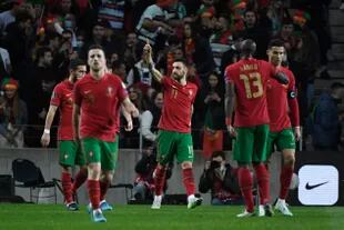 Bruno Fernandes (11) anotó los dos goles de Portugal en la definición con Macedonia del Norte