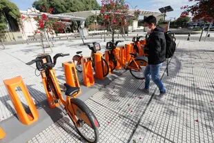 La incorporación de más ciclovías y bicicletas gratuitas es funcional a la estrategia de desincentivar el uso del auto en Buenos Aires 