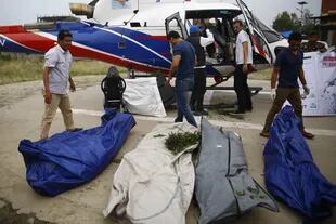 Nepal, Katmandú: el personal del Ejército de Nepal trae cuatro cadáveres en un helicóptero para su autopsia