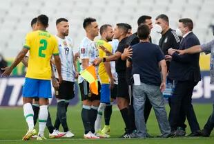 Los jugadores de Brasil y Argentina charlan tras la interrupción del partido 