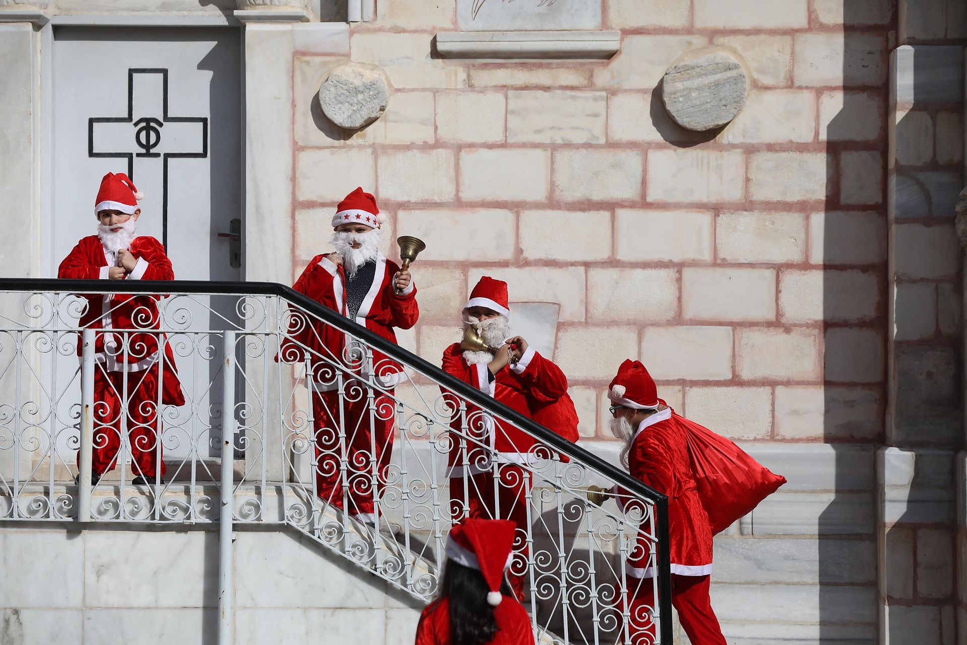 Cuatro niños vestidos de Papá Noel celebran la navidad en Gaza