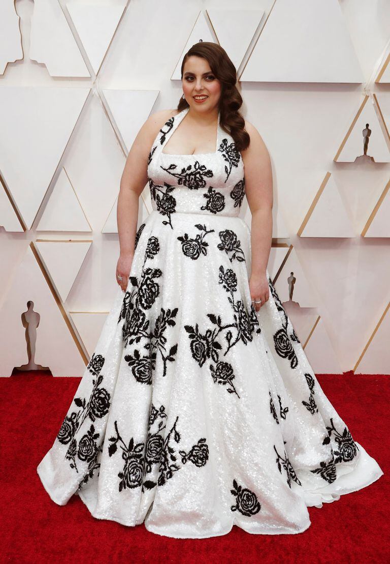 Beanie Feldstein eligio un diseño de Miu Miu para luciese en la entrega de los Oscar