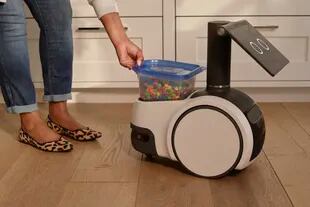 El robot Astro de Amazon tiene un espacio para poner objetos; se le puede ordenar que se los lleva a una persona en particular
