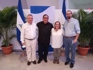 Mario Firmenich, en 2021, junto a Orlando Gómez (de negro), por entonces embajador de Nicaragua en la Argentina, en el Centro de Convenciones Olof Palme. Foto | Prensa oficialista