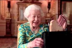 La reina Isabel II reveló qué lleva en su cartera en un corto junto al querido osito Paddington