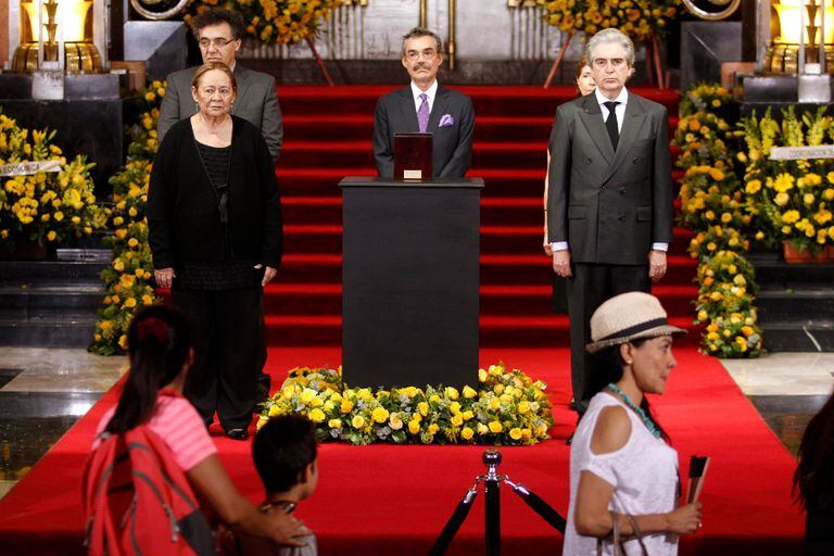 Mercedes Barcha, la viuda de García Márquez, y sus hijos, Rodrigo (izquierda) y Gonzalo (centro), junto a la urna que contiene las cenizas del escritor