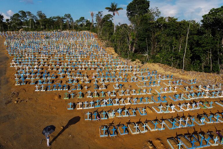 Esta foto de archivo tomada el 21 de noviembre de 2020 muestra una vista aérea del cementerio reservado para las víctimas de la pandemia Covid-19 en el cementerio Nossa Senhora Aparecida en Manaus, en la selva amazónica de Brasil