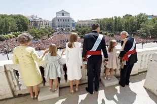 El 19 de junio de 2014. Tras la ceremonia de coronación de Felipe VI, los reyes eméritos Juan Carlos y Sofía acompañan a su hijo al balcón del Palacio Real
