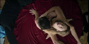 Cayetana y Philippe, personajes de Elite, en una de las escenas sexuales que se muestran en la serie
