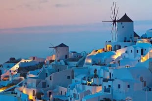 Oia se encuentra en la ladera de una montaña, en la isla de Santorini, sobre el mar Egeo y fue elegido como el pueblo más hermoso de Europa