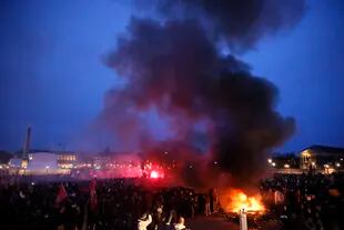 Pallets de madera arden durante una protesta contra el proyecto de ley de reforma de las pensiones en la Plaza de la Concordia, cerca de Asamblea Nacional de Francia, en París, el 16 de marzo de 2023. (AP Foto/Thomas Padilla)