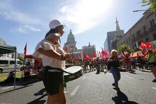 Manifestantes a favor de la ley del aborto en la Plaza del Congreso realizan una batucada y preparan pancartas
