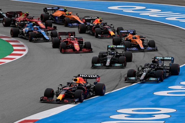 Verstappen se adelanta a Lewis Hamilton desde el comienzo de la carrera
