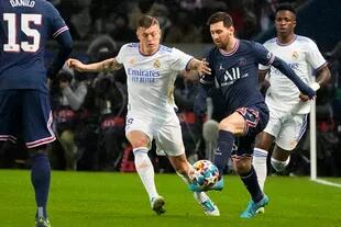 Lionel Messi escapa a la marca de Toni Kroos