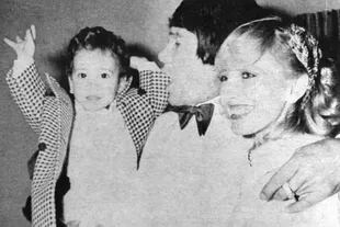 Con Alicia Muñiz y su hijo Maximiliano, en una foto de 1983