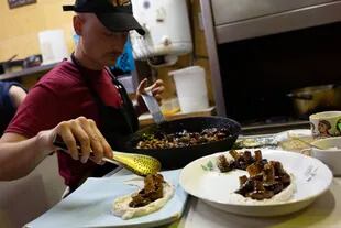 Matias, uno de los chefs del Restaurant Donnet sirviendo el plato más aclamado: Hongos Donnet. 