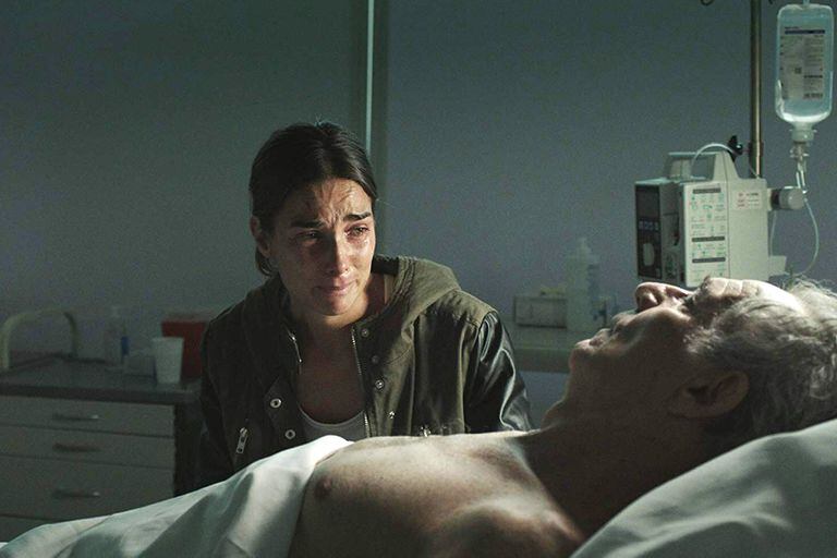 Juana Viale, en el papel de Mía Siero, en el reencuentro con su padre en el film Camino sinuoso