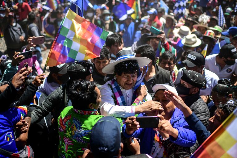 El ex presidente de Bolivia, Evo Morales, es recibido por simpatizantes en la carretera entre Uyuni y Oruro, Bolivia, el 10 de noviembre de 2020, luego de su regreso de la Argentina