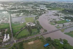 Evacuados, caminos cortados y desesperación por las graves inundaciones en dos provincias