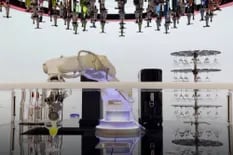 Crean un robot bartender que sirve tragos en los Juegos Olímpicos 2022 de Beijing