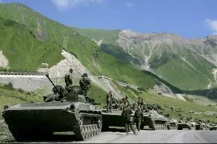 Un convoy de tropas rusas se abre paso a través de las montañas del Cáucaso hacia el conflicto armado entre las tropas georgianas y las tropas separatistas de Osetia del Sur, en la aldea de Dzhaba, en Osetia del Sur, en 2008.