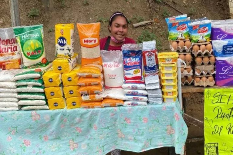 Yulimar Aldan decidió dejar su empleo como auxiliar de laboratorio y armó una mesa de venta de productos básicos en Caracas, Venezuela Foto: BBC