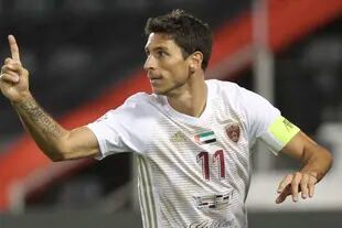 Sebastián Tagliabúe celebra su gol en Al-Wahda. Con la camiseta de ese equipo jugó 230 partidos en siete temporadas y fue autor de 201 goles