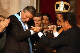 Néstor Kirchner recibe el bastón presidencial en manos del presidente saliente Eduardo Duhalde