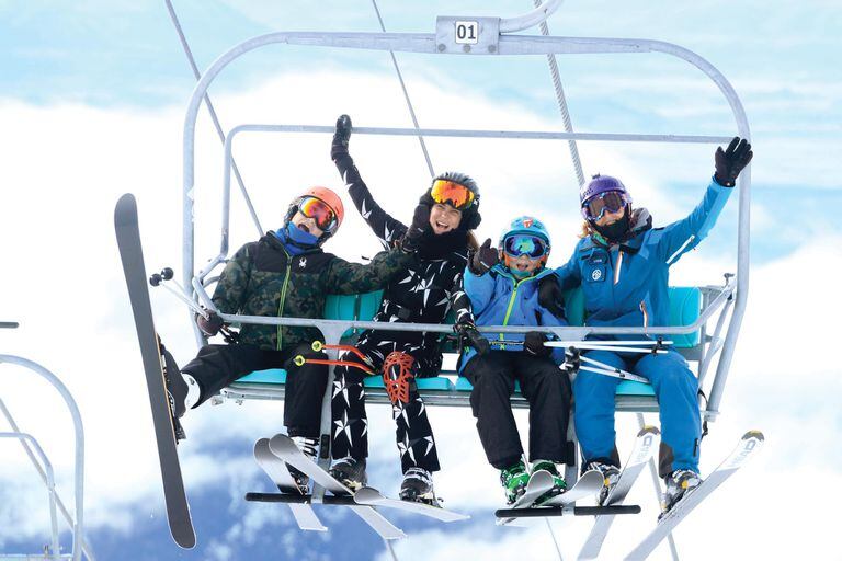 Junto a sus hijos menores Florián (10) y Félix (12), y su amiga, la instructora de esquí Lucía Cloos