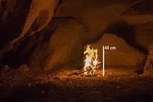 Los investigadores recrearon los sistemas de iluminación en el interior de una cueva natural sin valor arqueológico