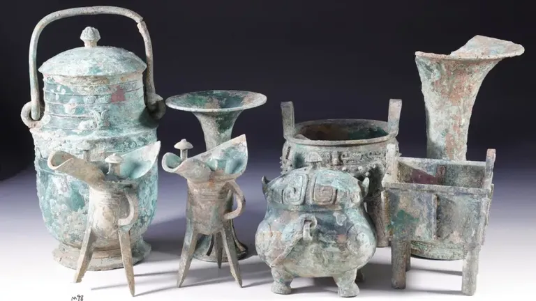 Some tombs found contained bronze vessels inscribed with the Chinese character 