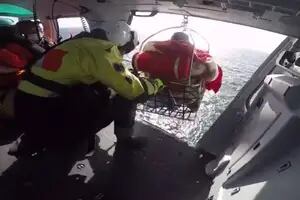 Se fracturó un brazo en una maniobra de pesca en alta mar y debieron evacuarlo a 500 kilómetros de la costa