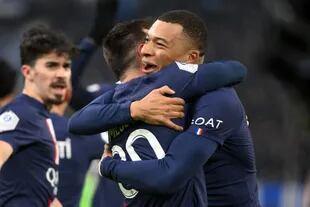 El abrazo con Mbappé el último domingo, cuando se asociaron con asistencias y goles para vencer en el clásico a Olympique Marsella