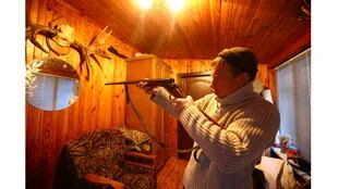 Vladimir Krivenchik,revisa su arma en su casa de Khrapkovo