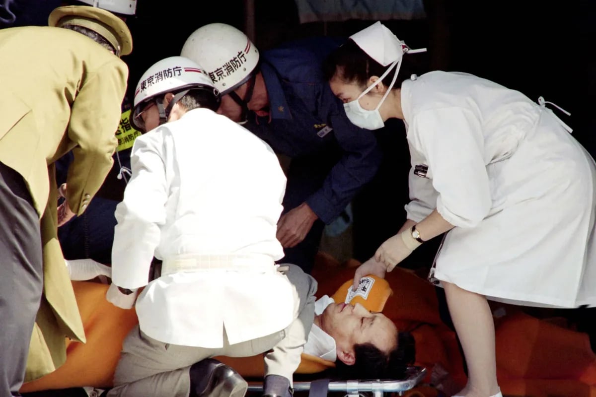 Cómo fue el atentado con gas sarín en el subte de Tokio en 1995? - LA NACION