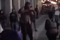 Un fotógrafo golpeó a una manifestante y un gran grupo de mujeres lo persiguió