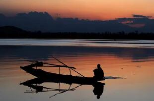 Un pescador en el lago Pangong Tso