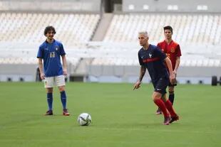 El italiano Bagnaia, el francés Quartararo y el español Mir fueron los primeras tres "futbolistas" en jugar en el césped del estadio de la final de Qatar 2022.