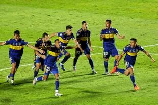 El festejo de los jugadores de Boca tras superar a Banfield por penales en la Copa Diego Maradona