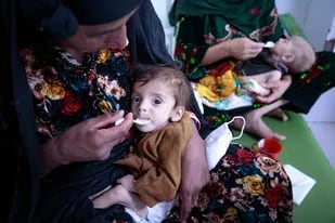 Afganistán, octubre 2021. Madres alimentan a sus hijos en el Centro de alimentación terapéutica de MSF en el Hospital Regional de Herat. (Crédito: Sandra Calligaro).