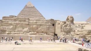 La pirámide de Keops, con la Esfinge al lado