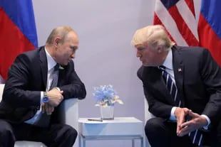 El presidente de Rusia, Vladimir Putin, habla con el presidente de los Estados Unidos, Donald Trump, durante su reunión bilateral en la cumbre del G20 en Hamburgo, Alemania, el 7 de julio de 2017