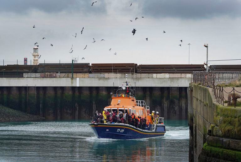 Un grupo de personas, que se cree que son migrantes, viajaban a bordo de un barco de rescate hacia el puerto de Dover luego de que la pequeña embarcación en la que viajaban sufriese un accidente en el Canal de la Mancha, en Kent, Inglaterra, el 11 de noviembre de 2021. 