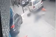 Un empleado de un estacionamiento perdió el control de un auto y atropelló a un policía