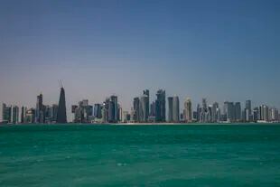 Una vista del área de West Bay en Doha, Qatar, el martes 29 de marzo de 2022. El sorteo de la Copa del Mundo se llevará a cabo en Doha el 1 de abril.  (Foto AP/Darko Bandic)