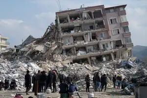 Aumentan las detenciones de constructores en Turquía en medio del enojo por los edificios derrumbados por el terremoto