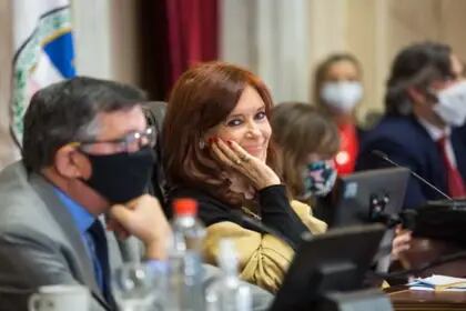 Cristina Kirchner, en el Senado. "El problema de la economía bimonetaria que es, sin dudas, el más grave que tiene nuestro país, es de imposible solución sin un acuerdo que abarque al conjunto de los sectores políticos, económicos, mediáticos y sociales de la República Argentina", dijo 