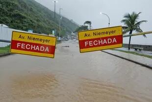 Una de las arterias principales de la ciudad cerrada al tránsito por la inundación
