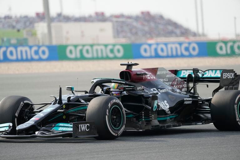 Lewis Hamilton, de Mercedes, va en pos de una victoria en Qatar para achicar la distancia que Max Verstappen le lleva en el campeonato de Fórmula 1.